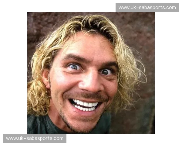 疯子、恶魔与英雄：米克·弗利，摔跤界永不磨灭的传奇